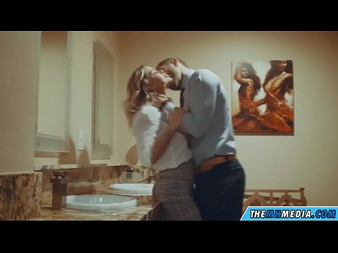 ❤️ 当一个胸大无脑的金发女郎在公共厕所里勾引你时 ❤️ Super sex❌️❤